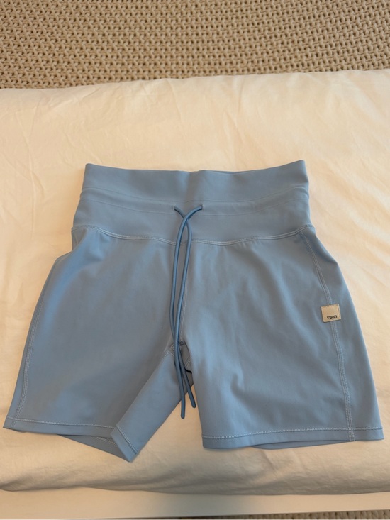 Vuori Pants - Vuori Daily Shorts 5" in Surf